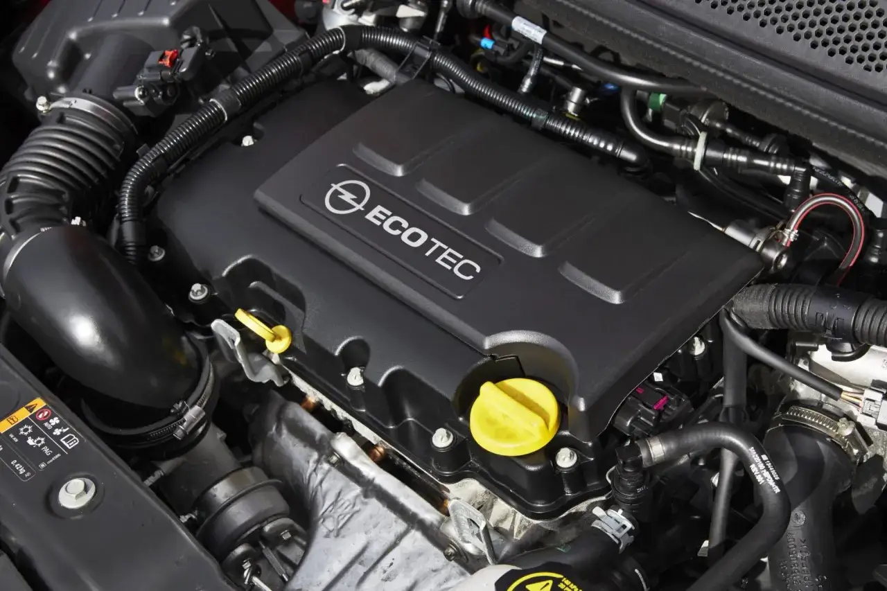 Silnik Opel 1.4 Turbo z oznaczeniem ECOTEC. Widoczne przewody, osłony i żółte elementy.