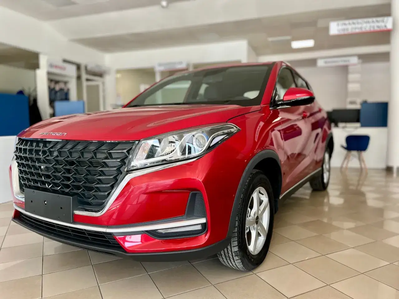 Czerwony SUV marki DFSK, co to za marka? Elegancki design i nowoczesne linie.