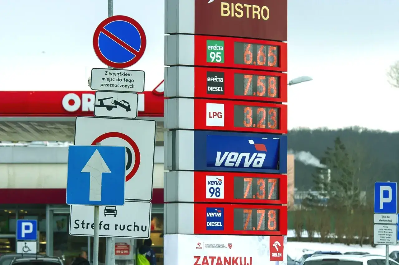 Ceny na stacjach paliw: benzyna 95 za 6,65 zł, diesel za 7,58 zł, LPG za 3,23 zł. Verva 98 za 7,37 zł, Verva Diesel za 7,78 zł.