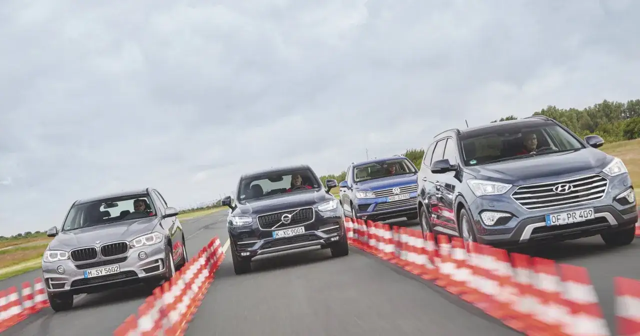 Cztery SUV-y jadące obok siebie. Zastanawiasz się, jakie auto na wyprawy 4x4? BMW, Volvo, VW i Hyundai w akcji.