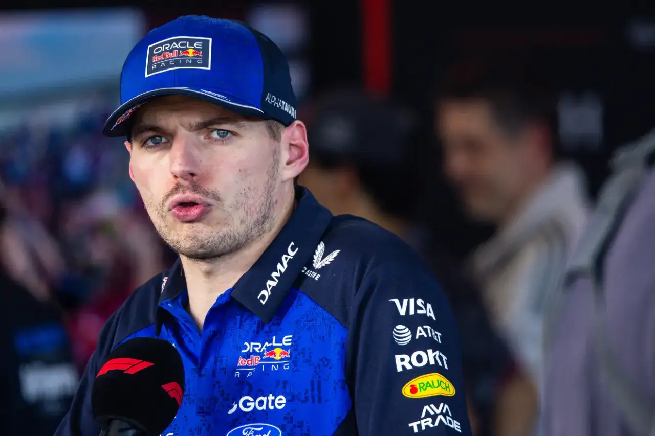 Max Verstappen, jeden z czołowych kierowców formuły 1, w czapce Oracle Red Bull Racing, udziela wywiadu.
