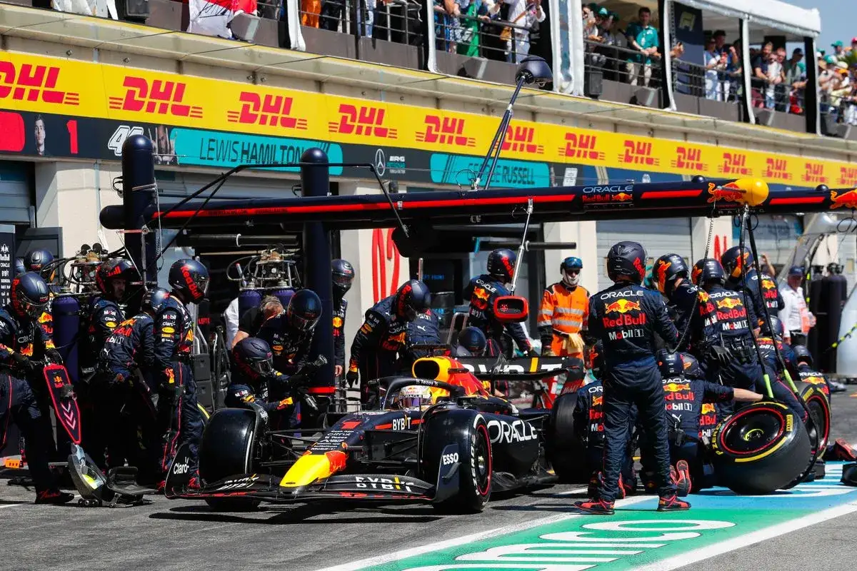 Zespół mechaników Red Bulla w akcji podczas pit stopu. Kierowcy formuły 1 polegają na ich błyskawicznej pracy.