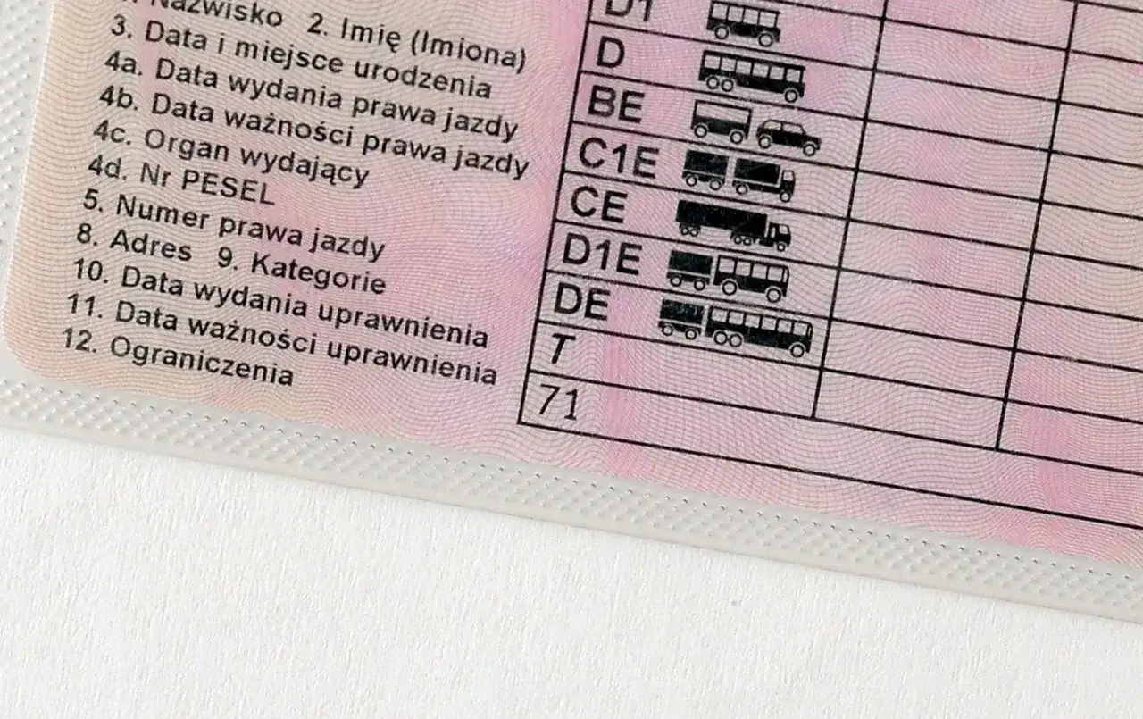 Fragment polskiego prawa jazdy z wpisanym kodem 71 w sekcji 