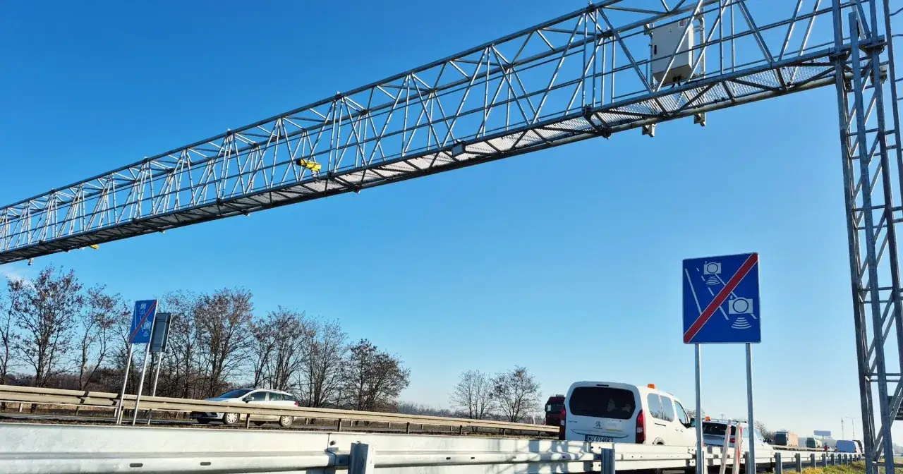 System odcinkowy pomiar prędkości a4 z kamerami nad jezdnią.