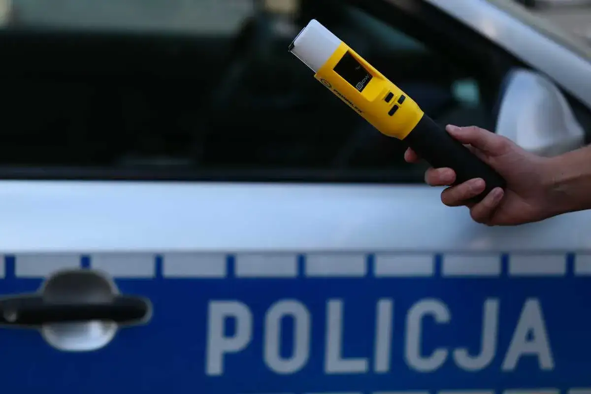 Policjant trzyma alkomat. Zastanawiasz się, ile schodzi jedno piwo? Lepiej nie sprawdzać na drodze.