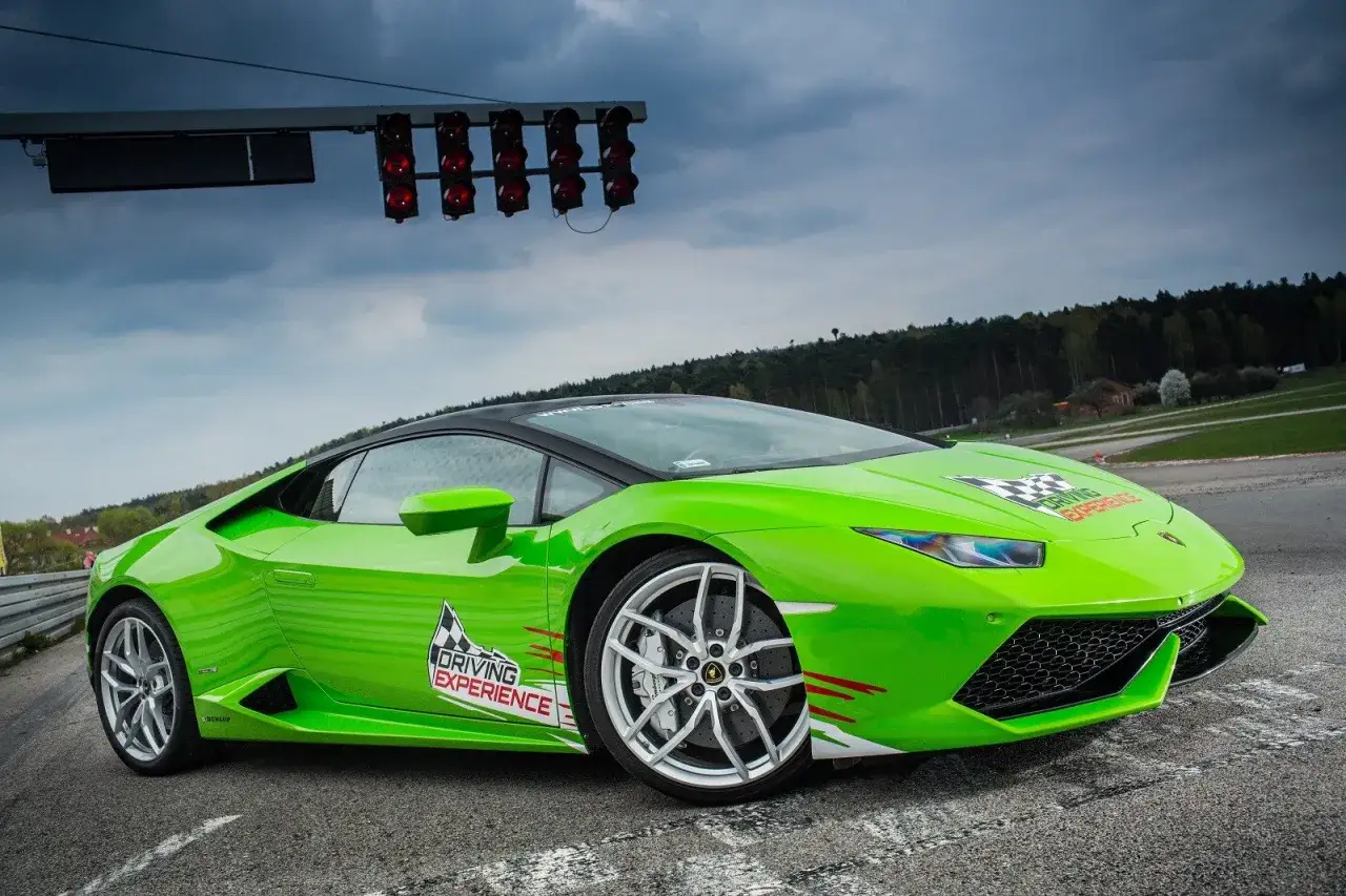 Zielone Lamborghini na torze wyścigowym, gotowe do ekscytującego przejazdu.
