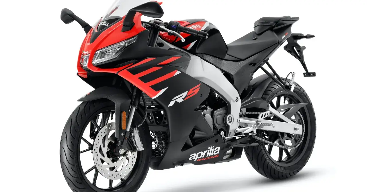 Sportowy motocykl Aprilia RS 125 w kolorze czarno-czerwonym. Idealny jako pierwszy motor na kat B, by poczuć wolność na drodze.