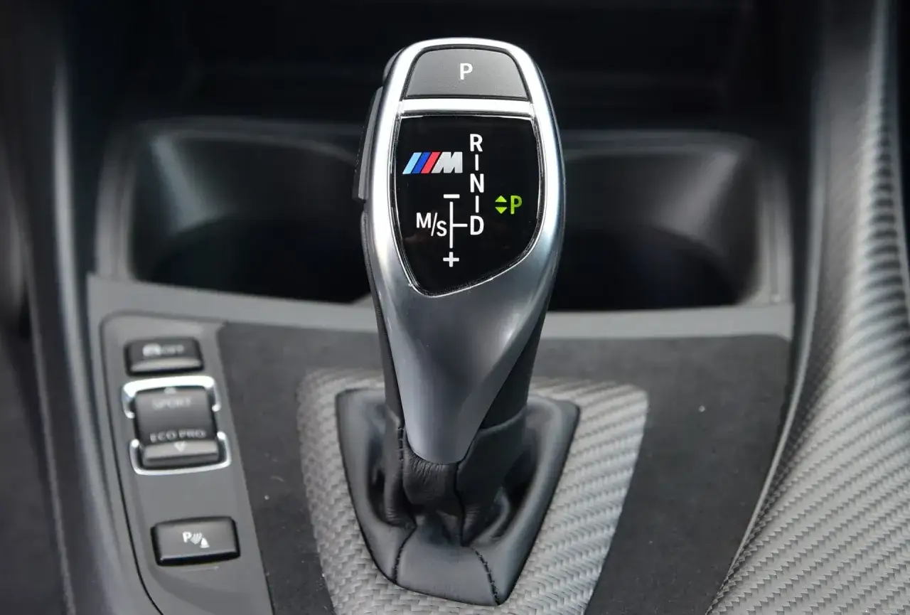 Gałka zmiany bieg&oacute;w BMW M z oznaczeniami automatycznej skrzyni bieg&oacute;w: P, R, N, D, M/S.