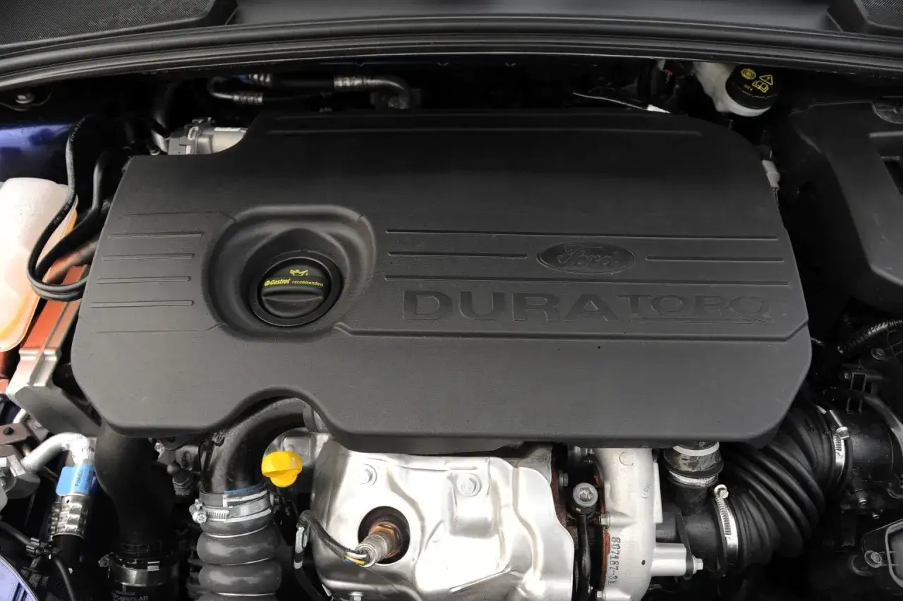 Silnik Ford Duratorq 1.5 TDCI 120 KM. Zbliżenie na osłonę silnika i turbosprężarkę, potencjalne miejsce awarie.