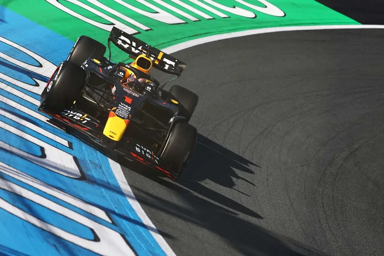 Bolid F1 Red Bull Racing na zakręcie toru. To jest właśnie F1, co to za emocje!