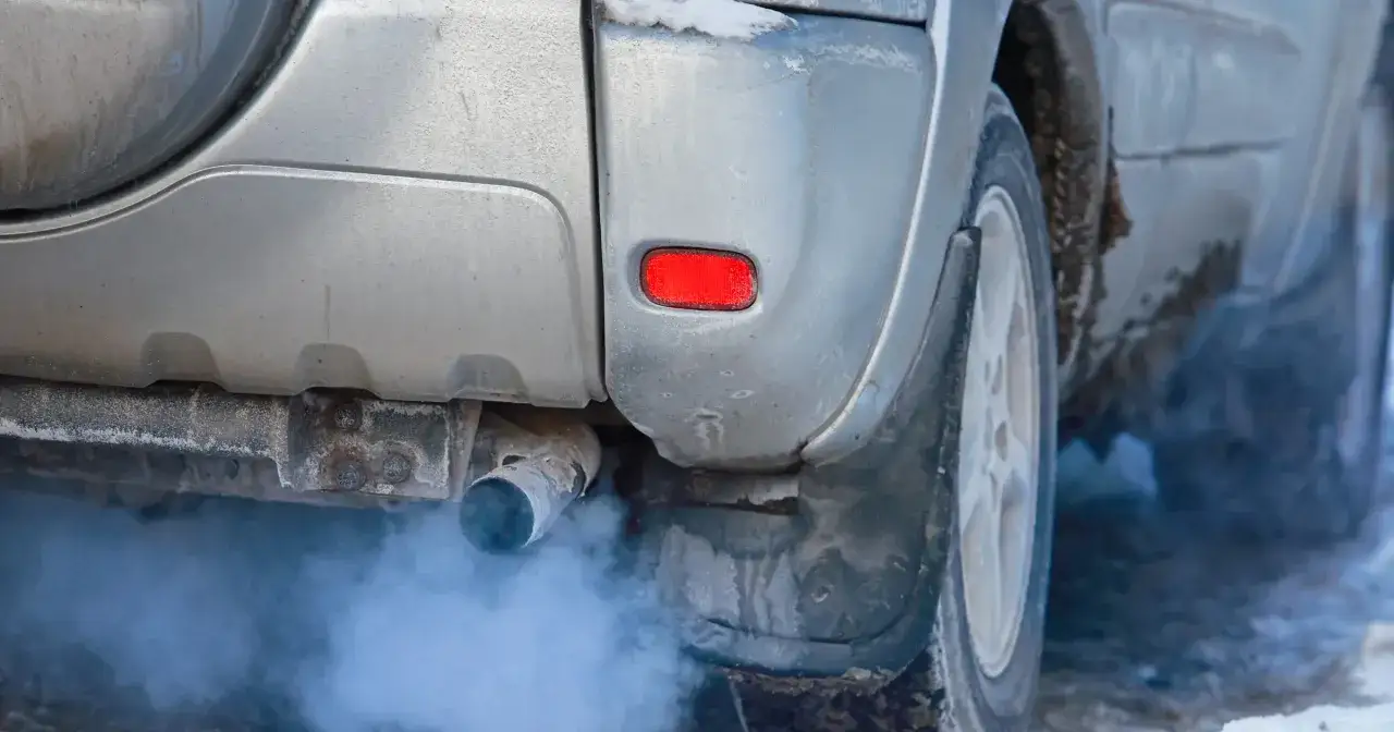 Zimny poranek, auto odpala, a z rury wydechowej wydobywa się biały dym. Co zamiast plaka do odpalenia? Silnik!