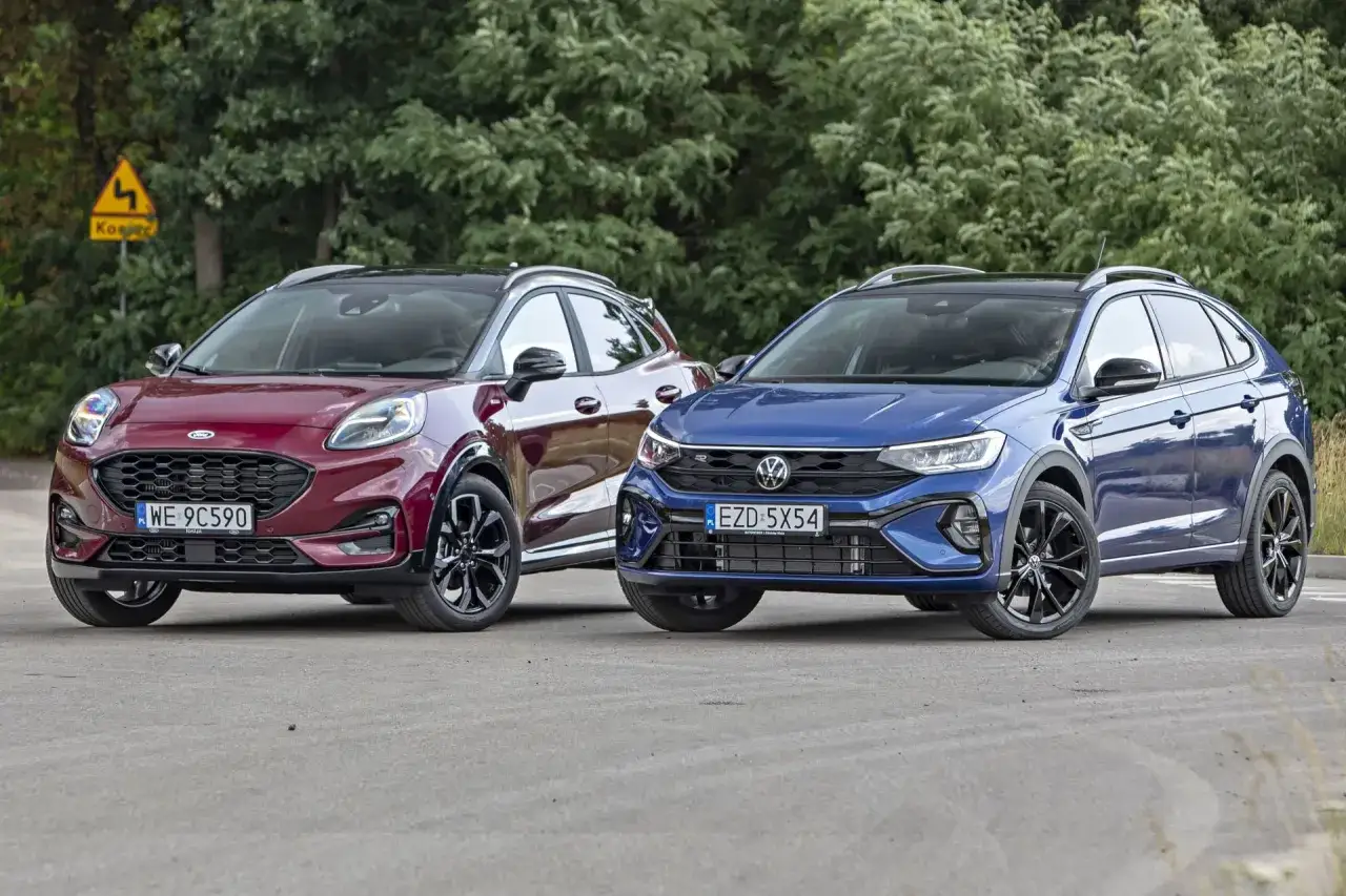 Dwa stylowe SUV-y: czerwony Ford Puma i niebieski Volkswagen T-Cross. Idealne samochody dla kobiety, łączące elegancję z praktycznością.