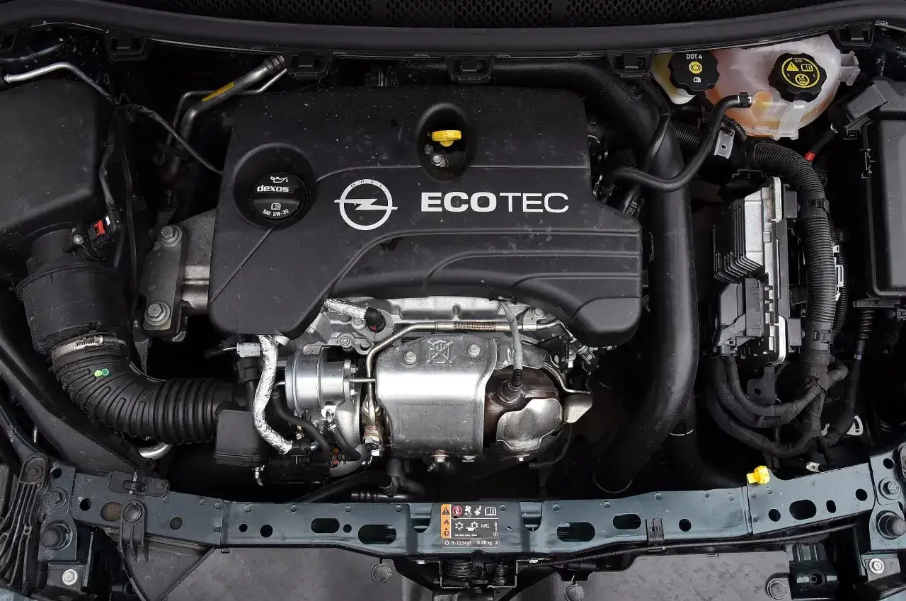 Silnik Ecotec w Astrze K 1.6 CDTI. Widoczny turbosprężarka i elementy układu dolotowego.