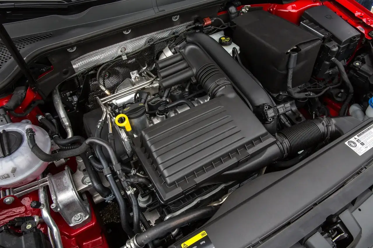 Silnik 1.4 TSI Twincharger z widocznymi elementami układu dolotowego i chłodzenia.
