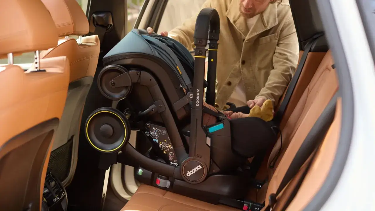 Wygodne podróżowanie z dzieckiem dzięki systemowi isofix. Fotelik samochodowy Doona X z bazą isofix.