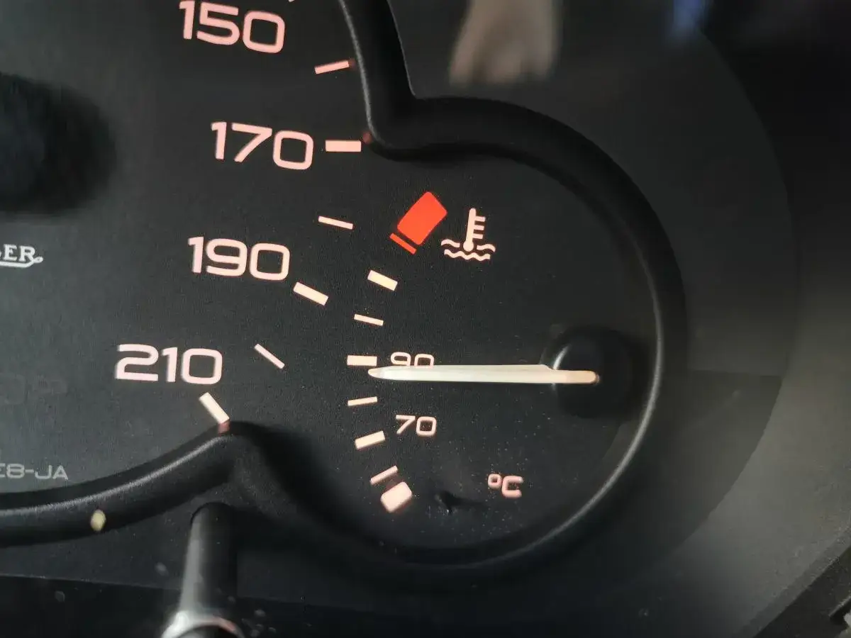 Wskaźnik pokazuje, jaka temperatura oleju w silniku benzynowym jest w normie, wskazówka jest blisko 90°C.
