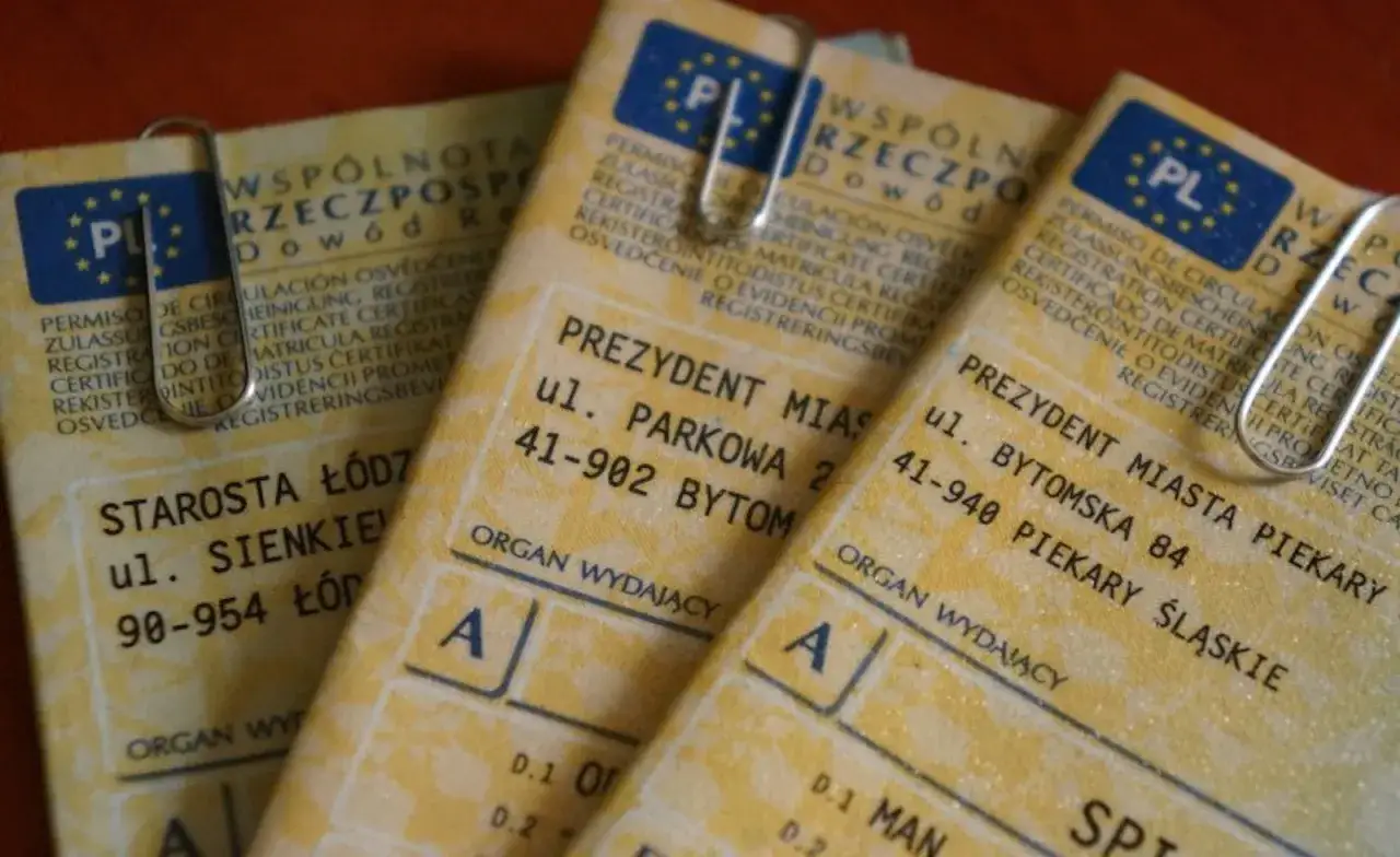 Dokumenty pojazdu z pieczątkami urzęd&oacute;w. W przypadku błąd w CEPIK jak skorygować, warto sprawdzić dane na tych dokumentach.