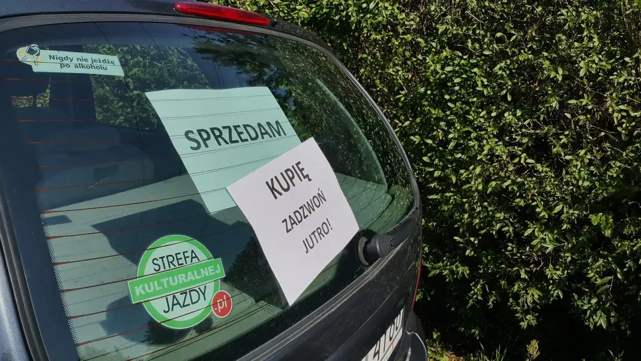 Auto na sprzedaż z napisem 