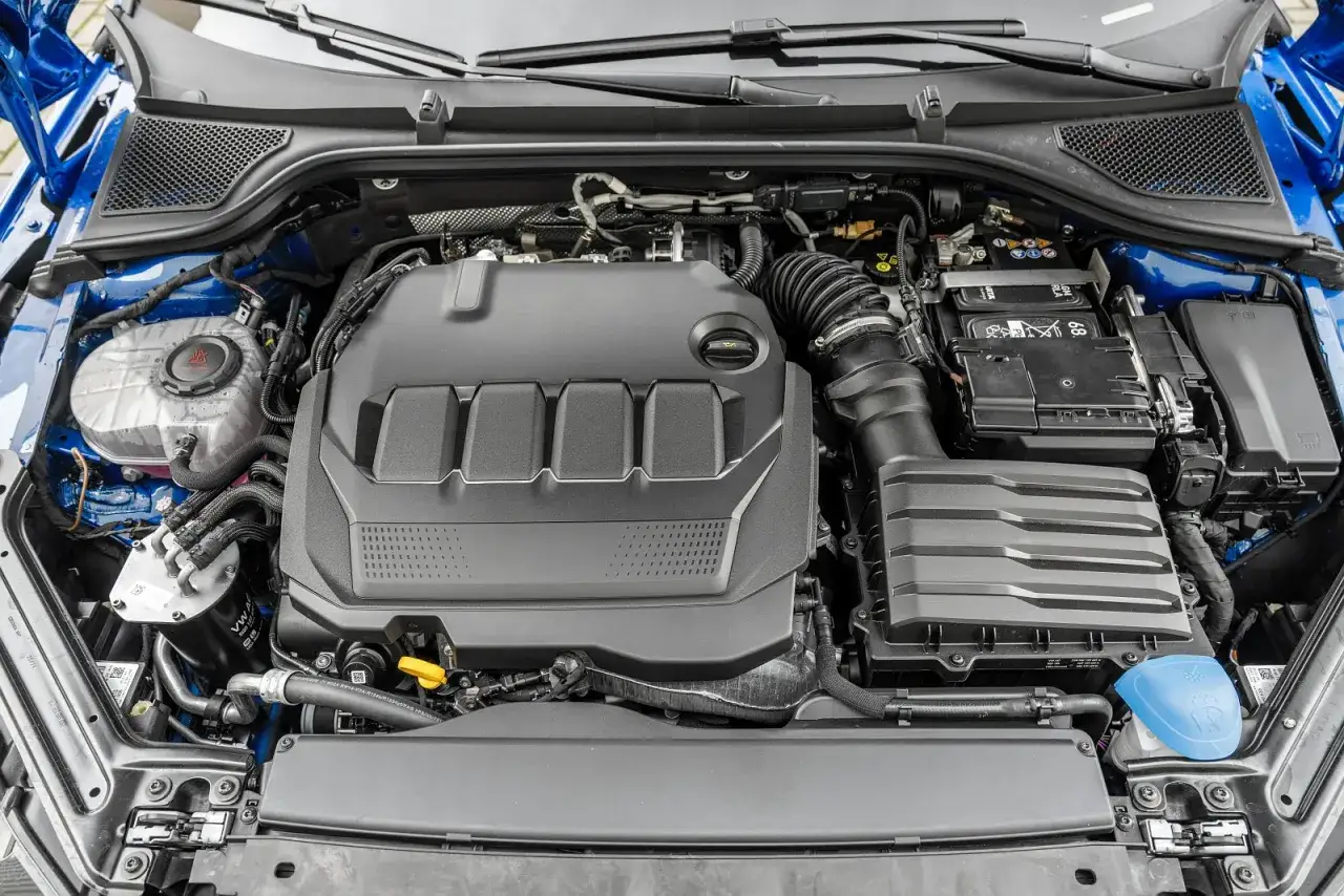 Silnik 2.0 TDI w Octavii, gotowy do drogi. Widać akumulator, obudowę filtra powietrza i osłonę silnika.