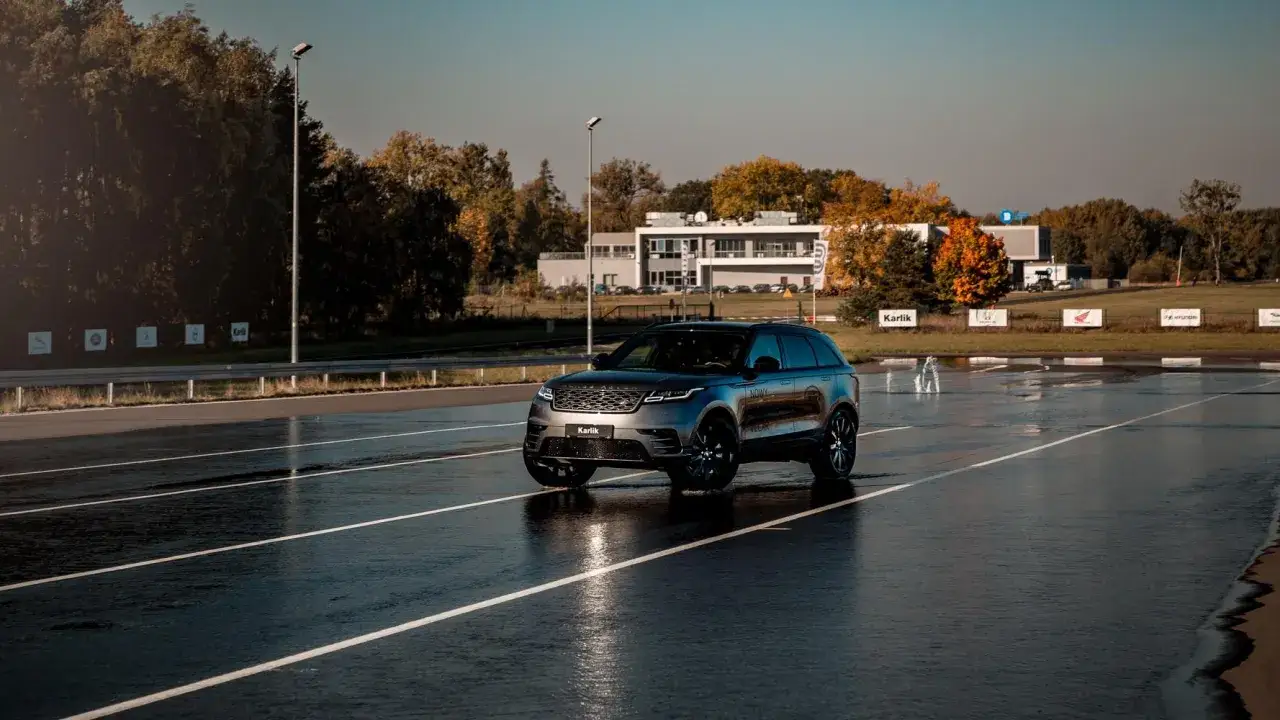 Szary Range Rover na mokrym torze w Poznaniu, przy centrum szkoleniowym Karlik.