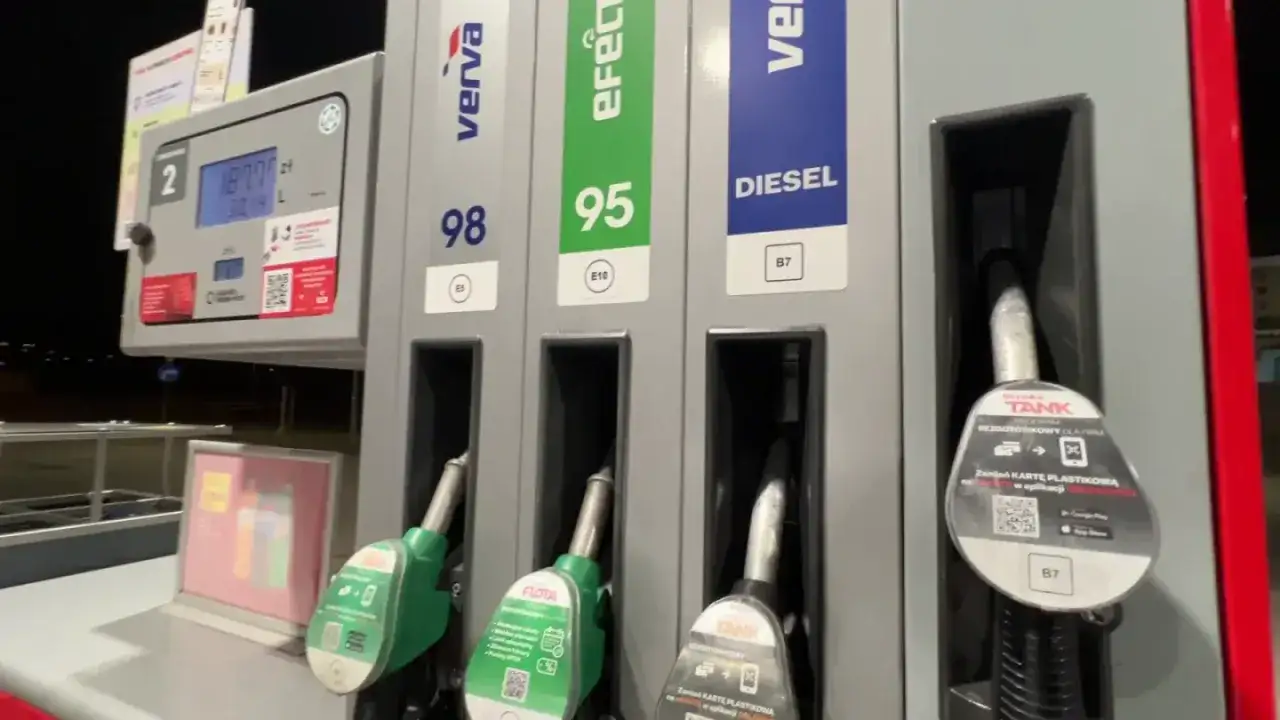 Dystrybutor paliw z opcjami 98, 95 i DIESEL. Czy on to diesel? Wygląda na to, że tak!