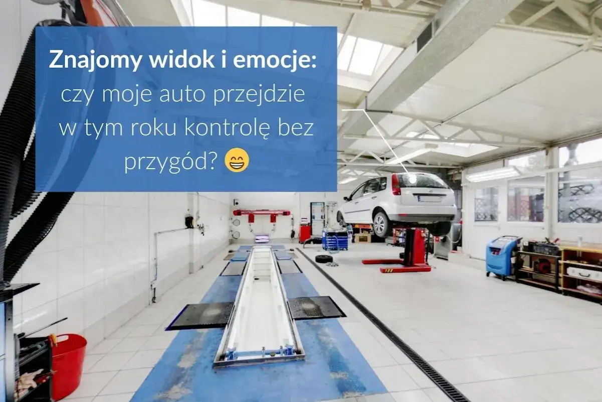Warsztat samochodowy z podniesionym autem na podnośniku. Zastanawiasz się, ile trwa przegląd samochodu? Spokojnie, wszystko będzie dobrze!