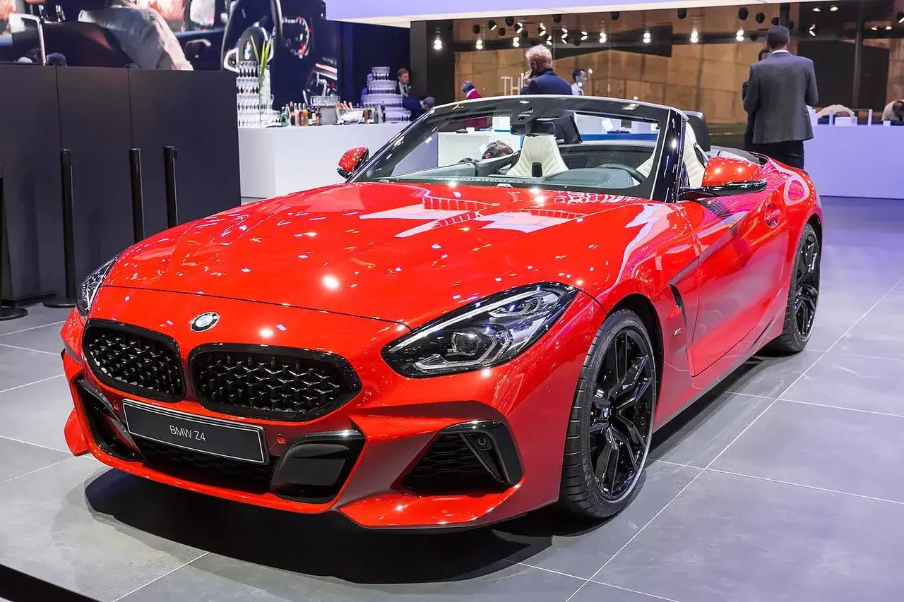 Czerwony kabriolet BMW Z4, jeden z najładniejszych aut sportowych, błyszczy na wystawie.