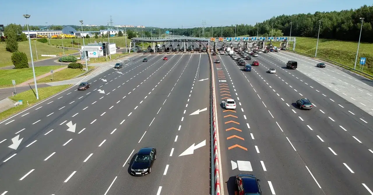 Korki na autostradzie A4 przy bramkach opłat Katowice-Kraków. Samochody stoją w kolejce do punktu poboru opłat.
