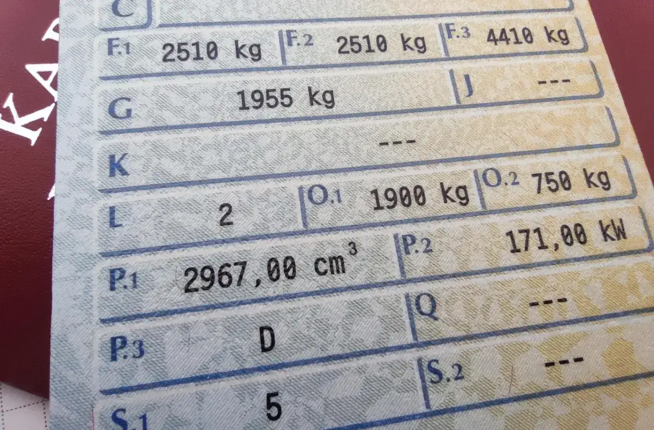 Fragment dowodu rejestracyjnego z danymi pojazdu. Widoczna masa całkowita 2967,00 cm&sup3; (P.1) oraz inne parametry.