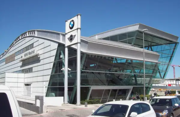 Salon MINI Madrid, część kompleksu BMW, gdzie można sprawdzić akcje serwisowe BMW.