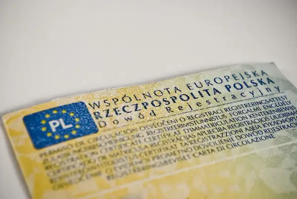 Brak miejsca w dowodzie rejestracyjnym to problem przy wyjeździe za granicę. Dokument z PL i gwiazdkami UE.