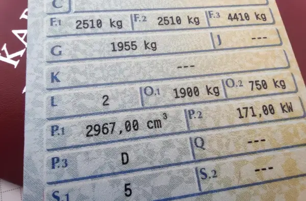 Dowód rejestracyjny pojazdu z widoczną masą całkowitą 2967,00 cm³ (P.1) i innymi danymi technicznymi.