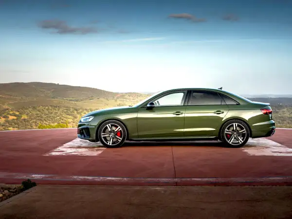 Zielony Audi RS4 na tle krajobrazu. Czy Audi jest drogie w utrzymaniu? Ten model sugeruje, że warto.