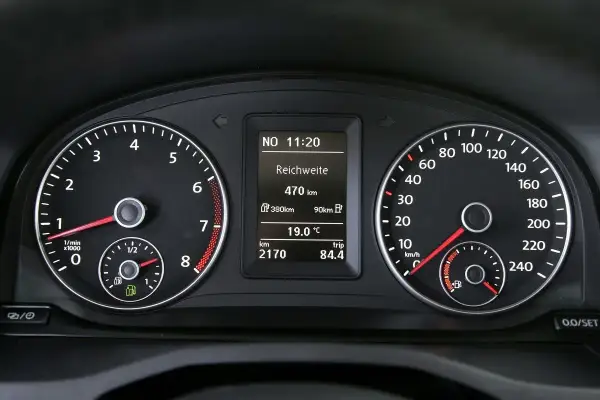Zegary samochodu pokazują 470 km zasięgu, 2170 km przebiegu i 19°C. Taki przebieg samochodu jest dobry, bo auto jest jeszcze młode.