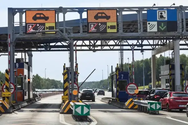 Koniec podróży autostradą A4. Opłaty Katowice-Kraków pobierane na bramkach. Samochody czekają w kolejce.