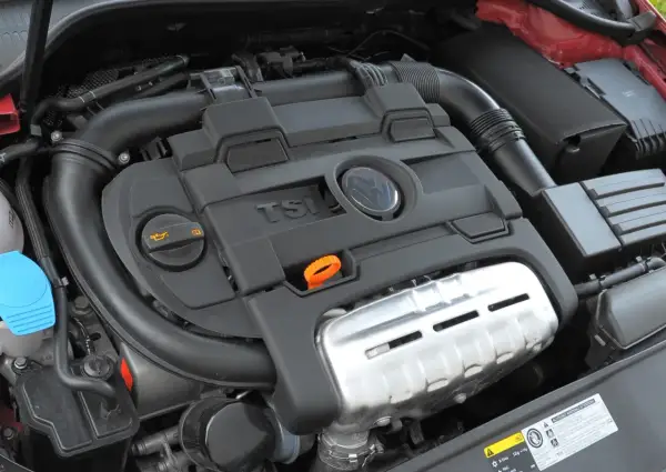Silnik VW 1.4 TSI z widocznym logo TSI i osłoną.