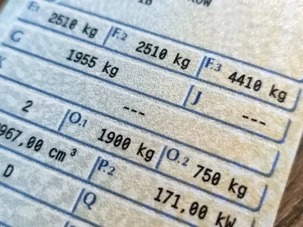 Fragment dowodu rejestracyjnego z danymi pojazdu, m.in. masa całkowita i dopuszczalna ładowność. Brak informacji o rodzaju paliwa w dowodzie rejestracyjnym.