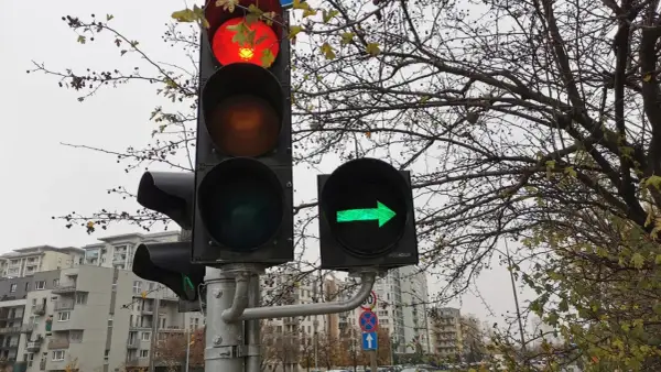 Sygnalizator S2 z zieloną strzałką w prawo. Główny sygnalizator pokazuje czerwone światło, co oznacza zakaz wjazdu.