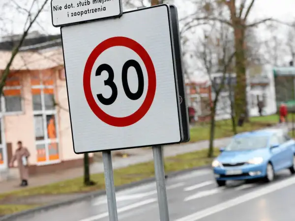 Znak ograniczenia prędkości do 30 km/h. Czy skrzyżowanie odwołuje ograniczenie prędkości? Nie widać tego na znaku.
