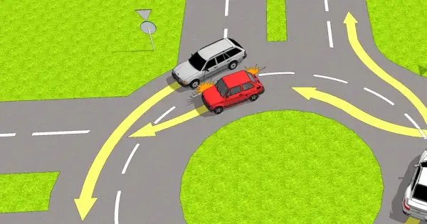 Zjazd z ronda z lewego pasa. Czerwony samochód wymusił pierwszeństwo na srebrnym, który miał prawo jazdy.