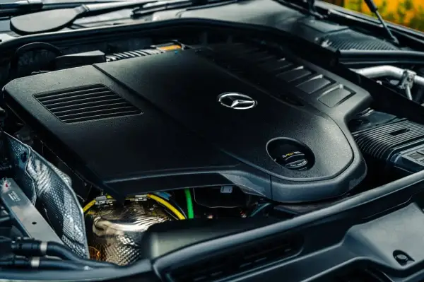 Silnik diesla Mercedes-Benz, idealny do miasta, z logo marki.