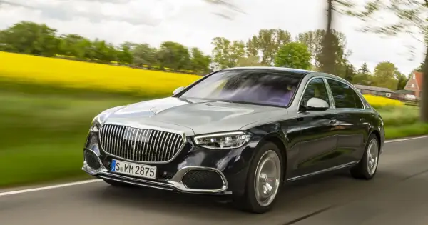 Lśniący, dwukolorowy Mercedes-Maybach S-Class, prawdopodobnie najdroższe auto w Polsce, sunie po drodze wśród kwitnących pól rzepaku.