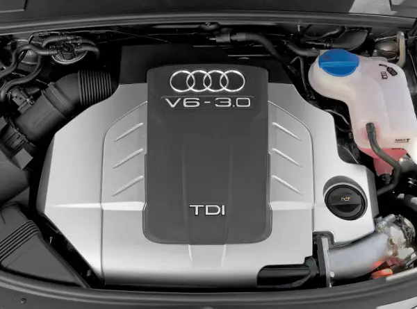 Silnik V6 3.0 TDI Audi. Widoczny rozrząd i elementy układu chłodzenia.