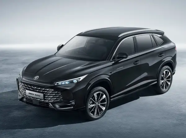 Elegancki, czarny SUV MG HS, jeden z chińskich samochodów marki, prezentuje się nowocześnie z chromowanym grillem i LED-owymi światłami.