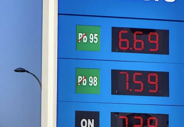 Cena benzyny 95 na tablicy to 6.69. Obok widnieje oznaczenie Pb 98 za 7.59.