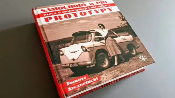 Okładka książki "Samochody w PRL. Prototypy" Tomasza Szczerbickiego. Historia motoryzacji i fascynujące prototypy z PRL.