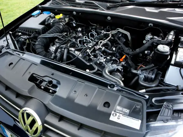 Silnik 2.0 TDI CR z widocznymi przewodami paliwowymi i elementami układu dolotowego.