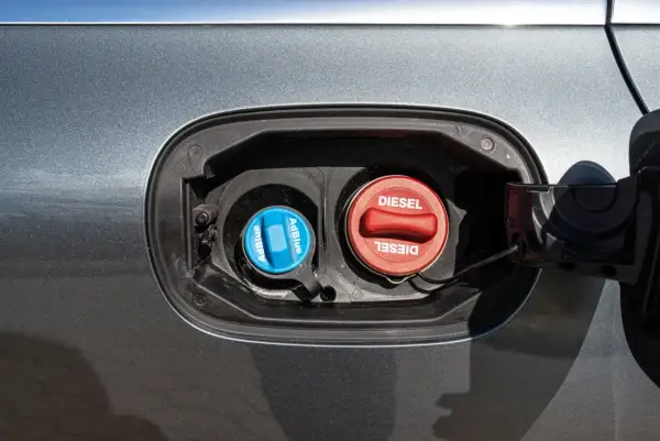 Dwa korki wlewu paliwa: czerwony z napisem DIESEL i niebieski z napisem AdBlue. Co to AdBlue? To płyn do redukcji emisji spalin w dieslach.