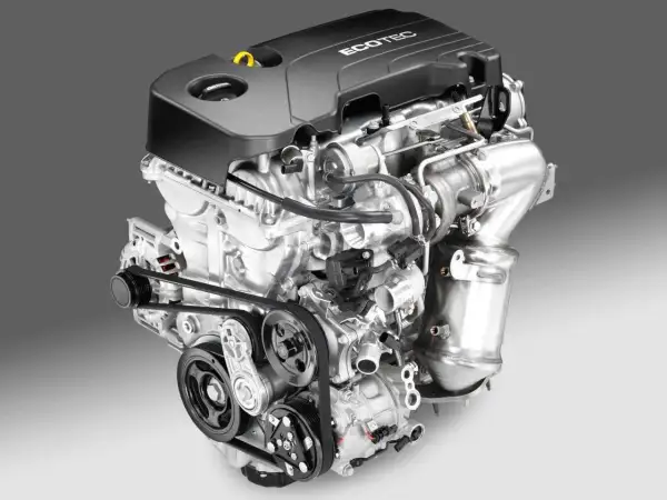 Silnik Opel 1.4 turbo Ecotec z turbosprężarką i paskiem napędowym.