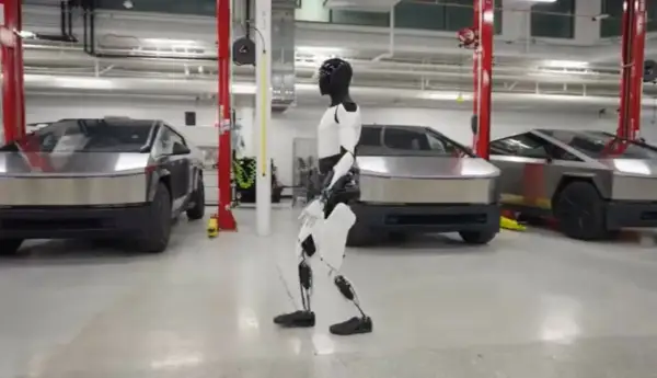 Optimus, robot Tesli, spaceruje obok Cybertrucków. Elon Musk marzy o przyszłości.